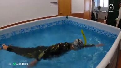 La triatleta Judith Cocharán monta una piscina en el garaje de su casa para entrenar durante el confinamiento