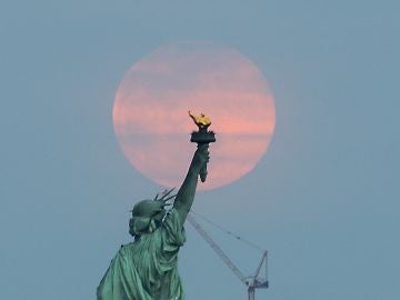 Superluna tras la estatua de la Libertad de Nueva York