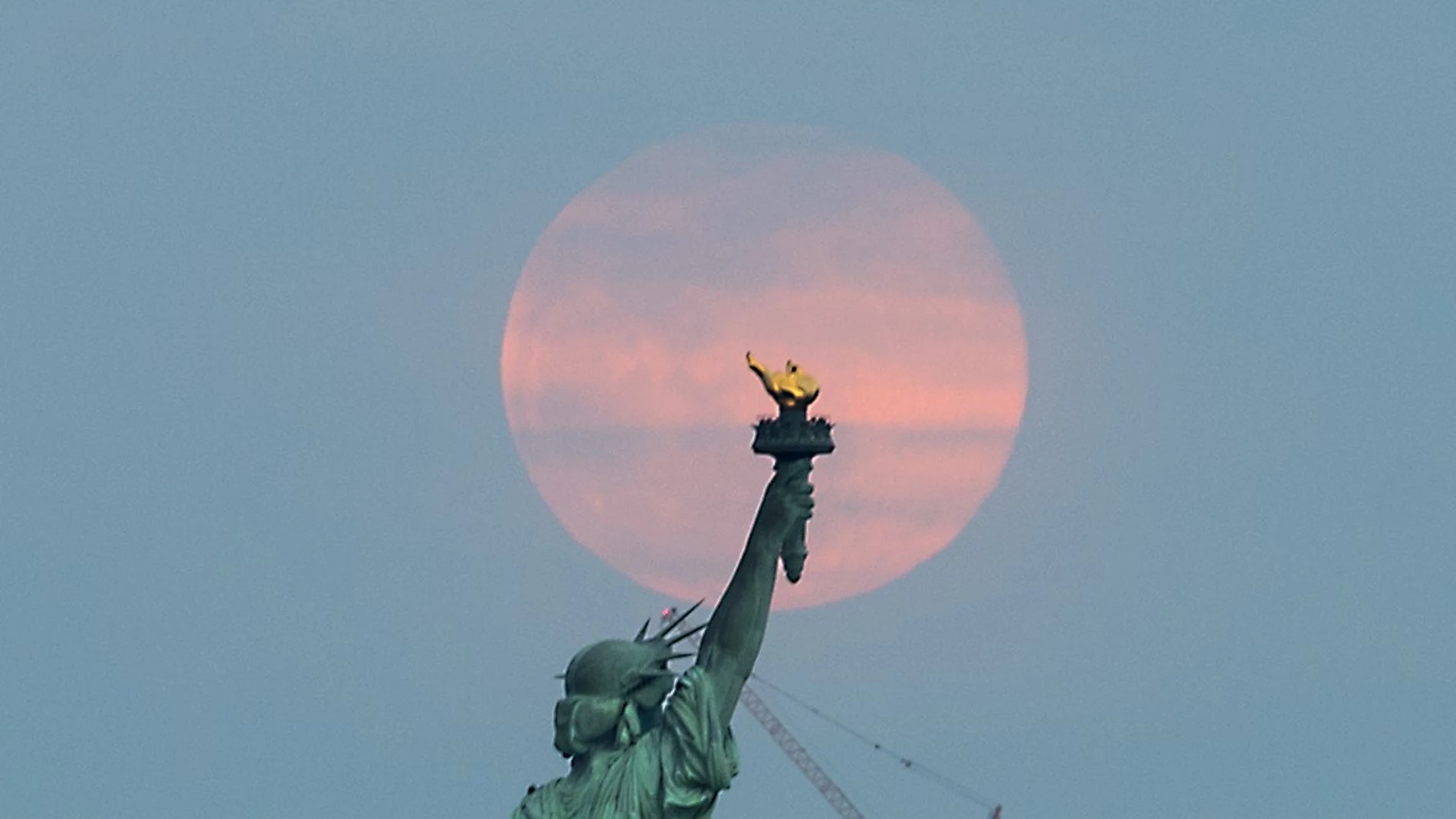 Superluna tras la estatua de la Libertad de Nueva York Superluna tras la estatua de la Libertad de Nueva York