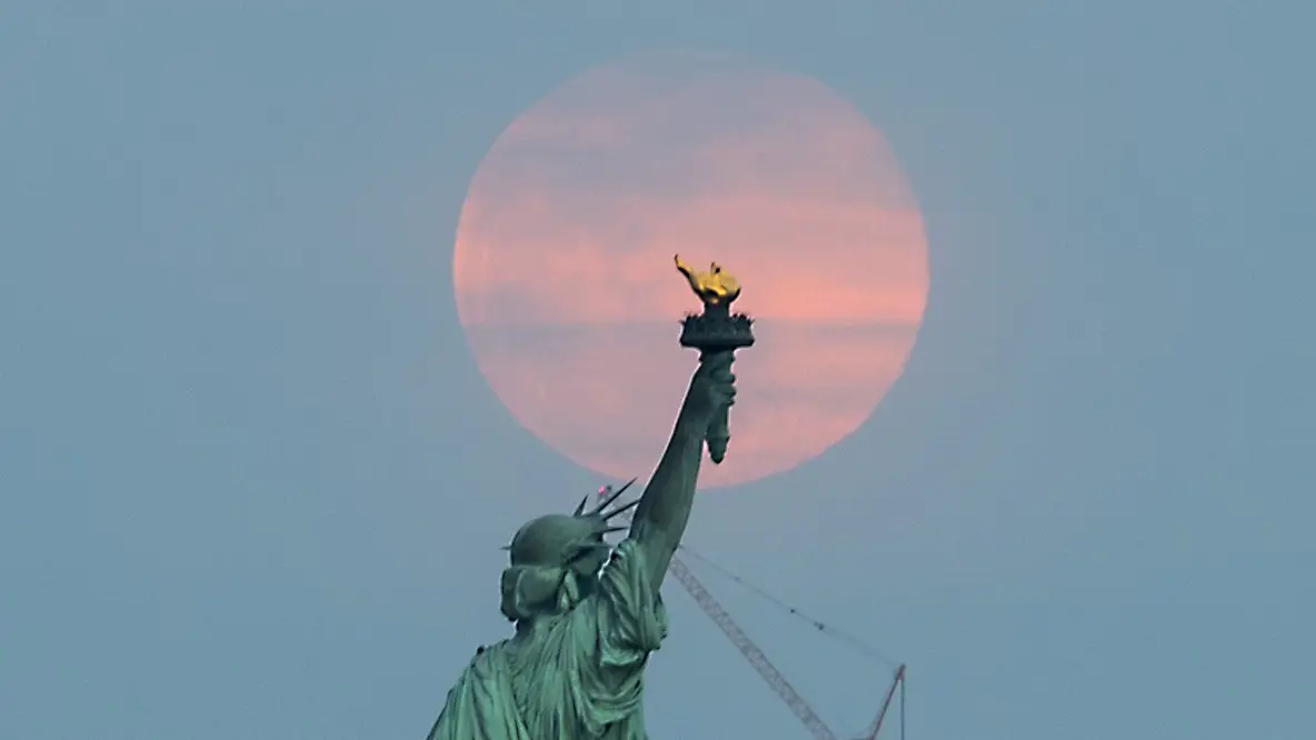 Superluna tras la estatua de la Libertad de Nueva York Superluna tras la estatua de la Libertad de Nueva York