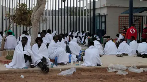 Inmigrantes en Melilla tras saltar la valla Inmigrantes en Melilla tras saltar la valla