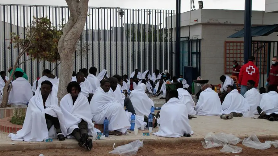 Inmigrantes en Melilla tras saltar la valla Inmigrantes en Melilla tras saltar la valla