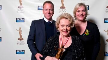 Kiefer Sutherland junto a su madre Shirley Douglas y su hermana Rachel