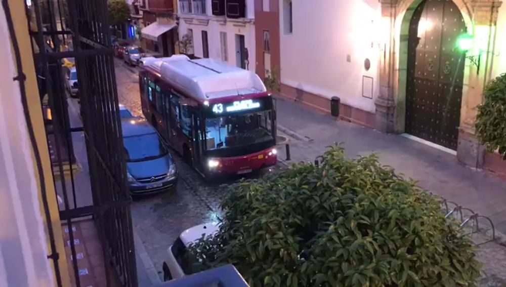 El autobús que emula ser un paso de Semana Santa