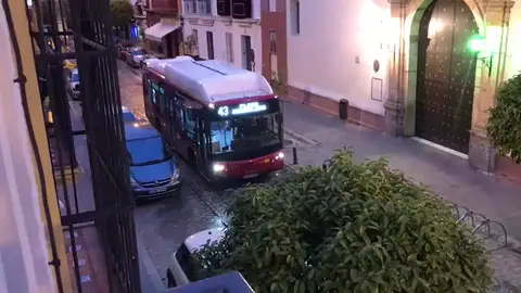 El autobús que emula ser un paso de Semana Santa El autobús que emula ser un paso de Semana Santa