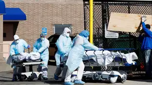 Sanitarios transportan fallecidos por coronavirus Sanitarios transportan fallecidos por coronavirus