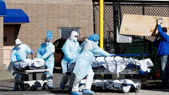 Sanitarios transportan fallecidos por coronavirus Sanitarios transportan fallecidos por coronavirus