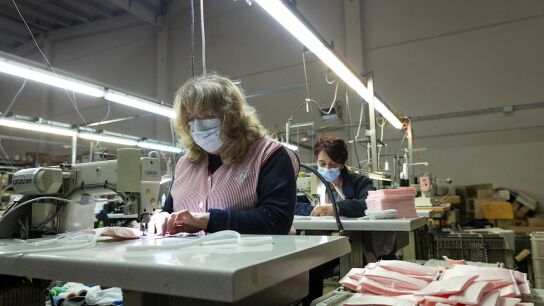 Fabricaci&oacute;n de mascarillas en la empresa Errequeerre, en Borriol