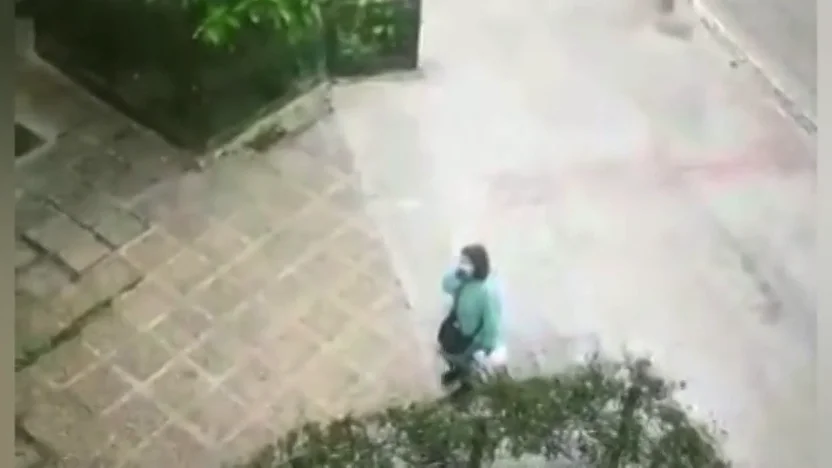 Recibimiento euf&oacute;rico a una vecina de Triana tras ser dada de alta por coronavirus