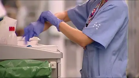 Profesional sanitario en plena crisis sanitaria. El coronavirus ha infectado ya a casi 20.000 sanitarios en España
