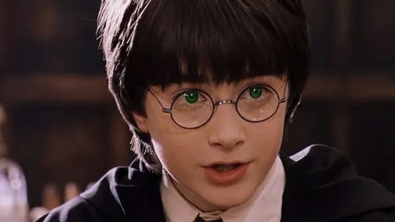 Гарри Поттер надевает очки