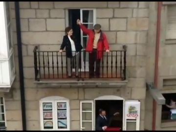 Así celebran Sinda y Ceferino sus bodas de oro desde el balcón de su casa por el confinamiento
