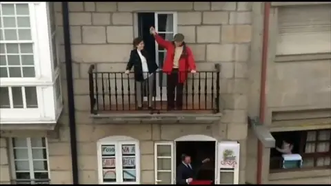 Así celebran Sinda y Ceferino sus bodas de oro desde el balcón de su casa por el confinamiento Así celebran Sinda y Ceferino sus bodas de oro desde el balcón de su casa por el confinamiento