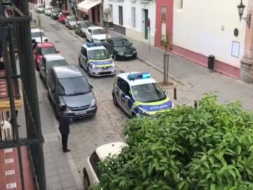 Un autobús urbano simula una procesión de Semana Santa en el centro de Sevilla