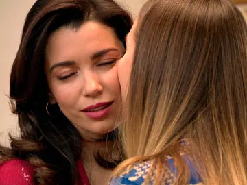 Luisita y Amelia tratan de controlar su deseo Luisita y Amelia tratan de controlar su deseo