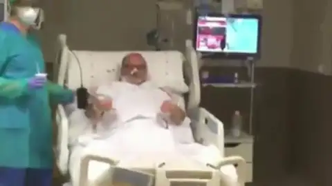 Un director de orquesta de 60 años a punto de abandonar la UCI por el coronavirus, a ritmo de música clásica Un director de orquesta de 60 años a punto de abandonar la UCI por el coronavirus, a ritmo de música clásica