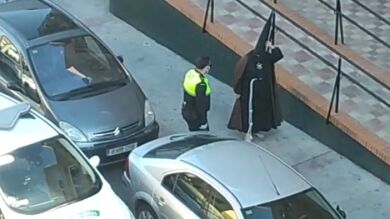 Denunciado un menor de edad por pasear descalzo y vestido de nazareno, saltándose el confinamiento por coronavirus, en Alcalá de Guadaíra