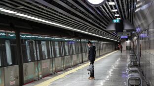 Un hombre en la estaci&oacute;n de metro Marmaray en Estambul