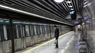 Un hombre en la estación de metro Marmaray en Estambul Un hombre en la estación de metro Marmaray en Estambul