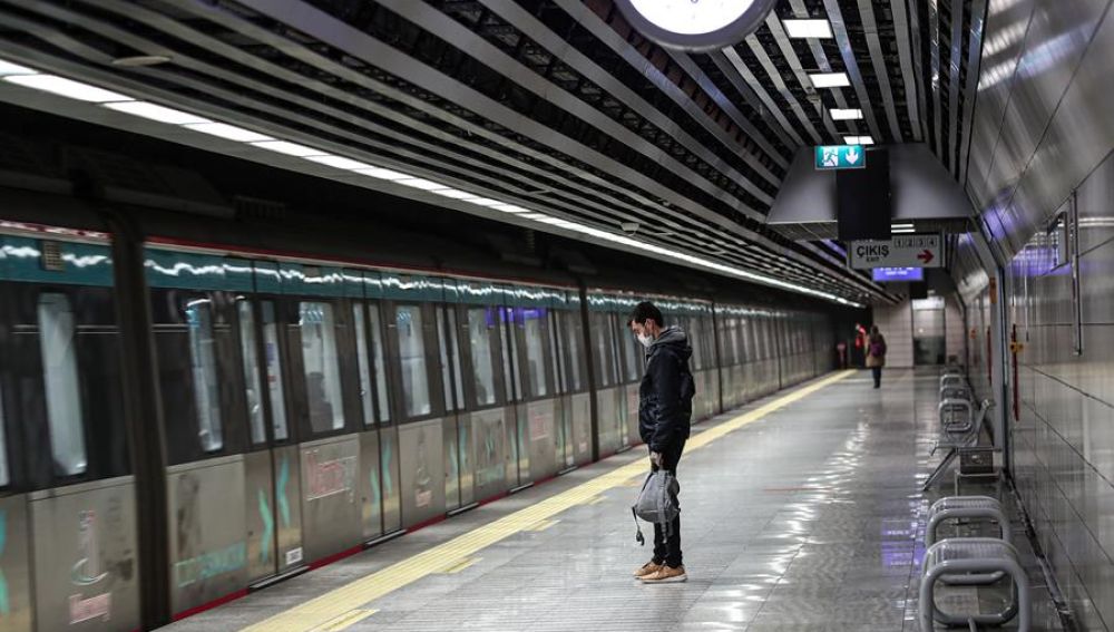 Un hombre en la estación de metro Marmaray en Estambul