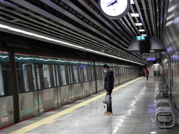 Un hombre en la estación de metro Marmaray en Estambul
