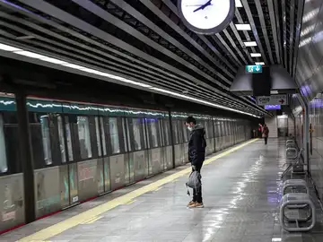 Un hombre en la estación de metro Marmaray en Estambul Un hombre en la estación de metro Marmaray en Estambul