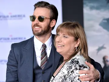 Chris Evans junto a su madre, Lisa Chris Evans junto a su madre, Lisa