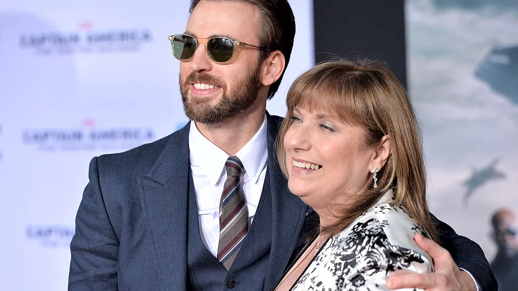 Chris Evans junto a su madre, Lisa