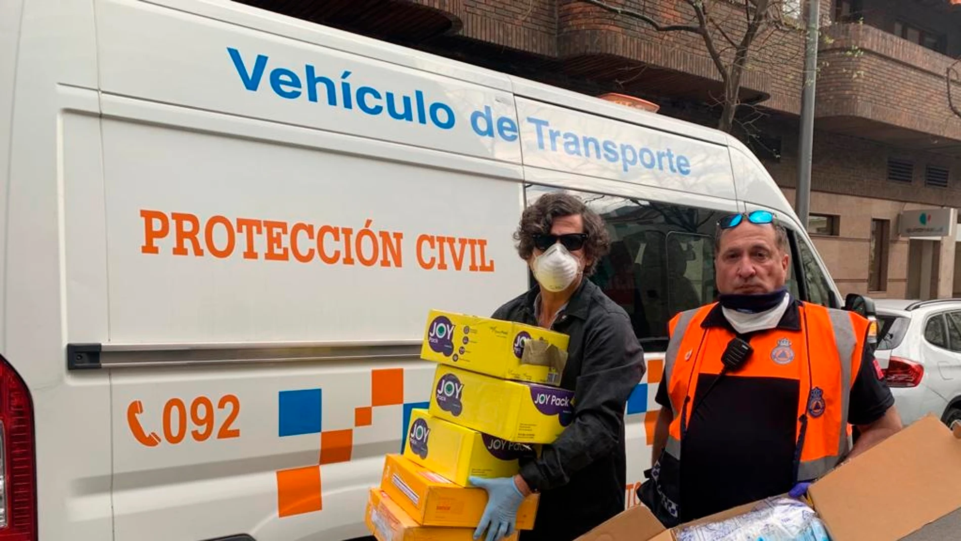 Miembros de Protección Civil muestran las mascarillas donadas por la familia de Denise Pikka Thiem Miembros de Protección Civil muestran las mascarillas donadas por la familia de Denise Pikka Thiem