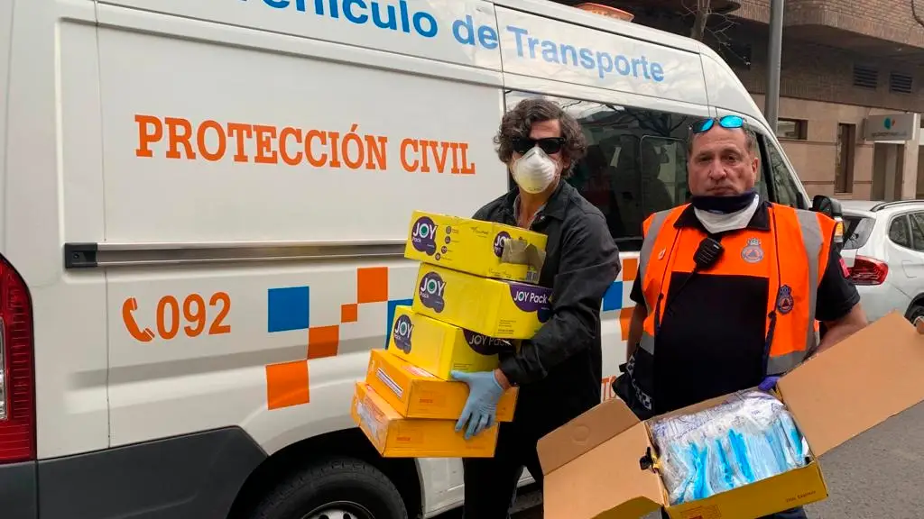 Miembros de Protección Civil muestran las mascarillas donadas por la familia de Denise Pikka Thiem Miembros de Protección Civil muestran las mascarillas donadas por la familia de Denise Pikka Thiem