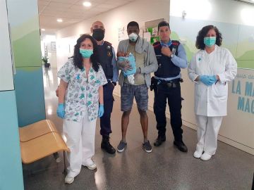 Tres mossos salvan la vida a un bebé en Barcelona
