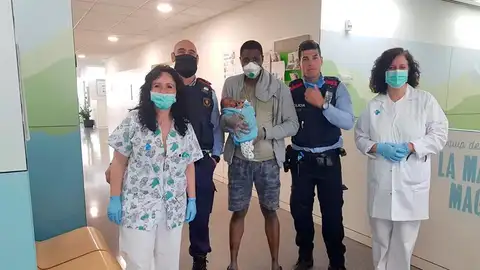 Tres mossos salvan la vida a un bebé en Barcelona Tres mossos salvan la vida a un bebé en Barcelona