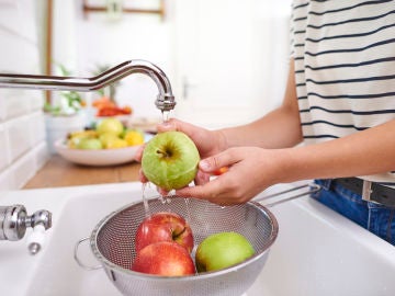 Lavando manzanas