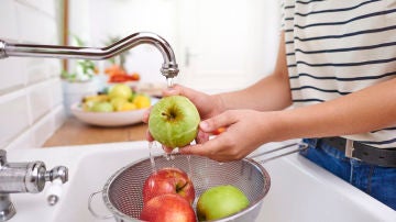 Lavando manzanas Lavando manzanas