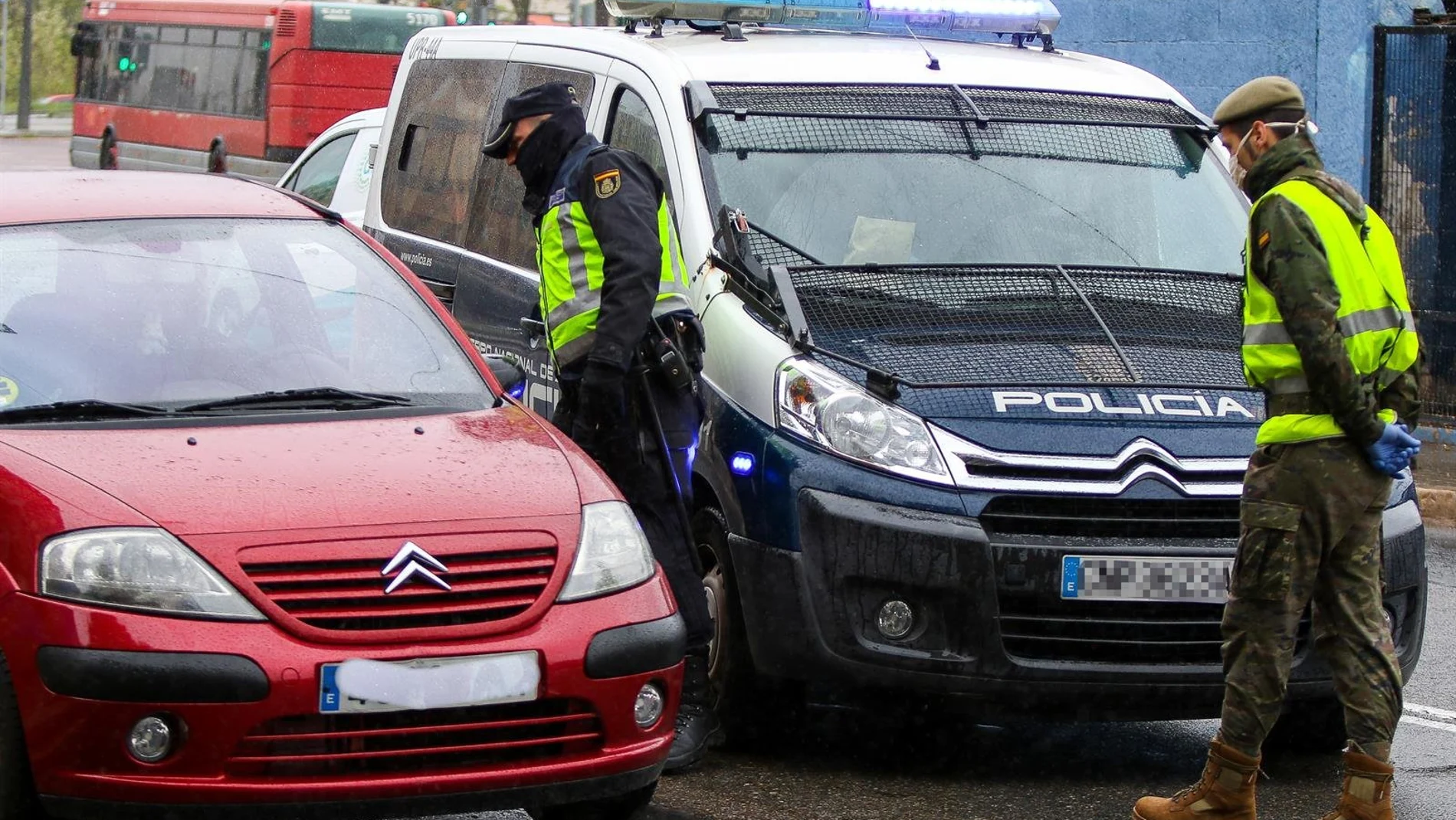 Un militar del Ejército y un agente de la Policía Nacional realizan controles de tráfico a la salida de la ciudad durante un viernes del estado de alarma Un militar del Ejército y un agente de la Policía Nacional realizan controles de tráfico a la salida de la ciudad durante un viernes del estado de alarma