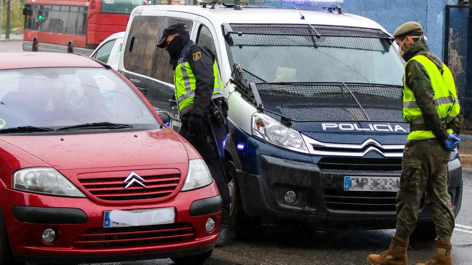 Un militar del Ejército y un agente de la Policía Nacional realizan controles de tráfico a la salida de la ciudad durante un viernes del estado de alarma Un militar del Ejército y un agente de la Policía Nacional realizan controles de tráfico a la salida de la ciudad durante un viernes del estado de alarma