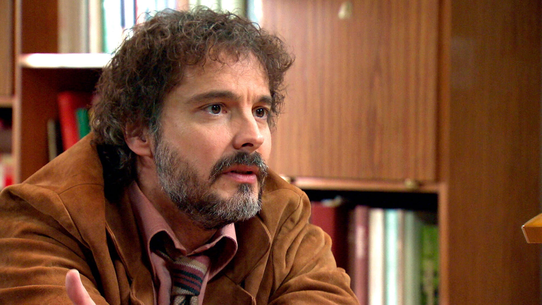 Guillermo, desolado por sus incontrolables sentimientos hacia Lourdes