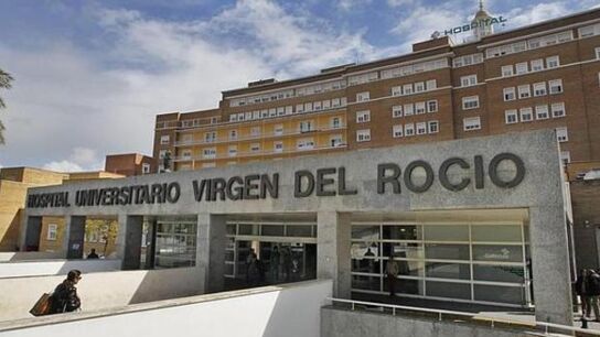 El Hospital Virgen del Roc&iacute;o se prepara para seguir recibiendo a m&aacute;s pacientes Covid