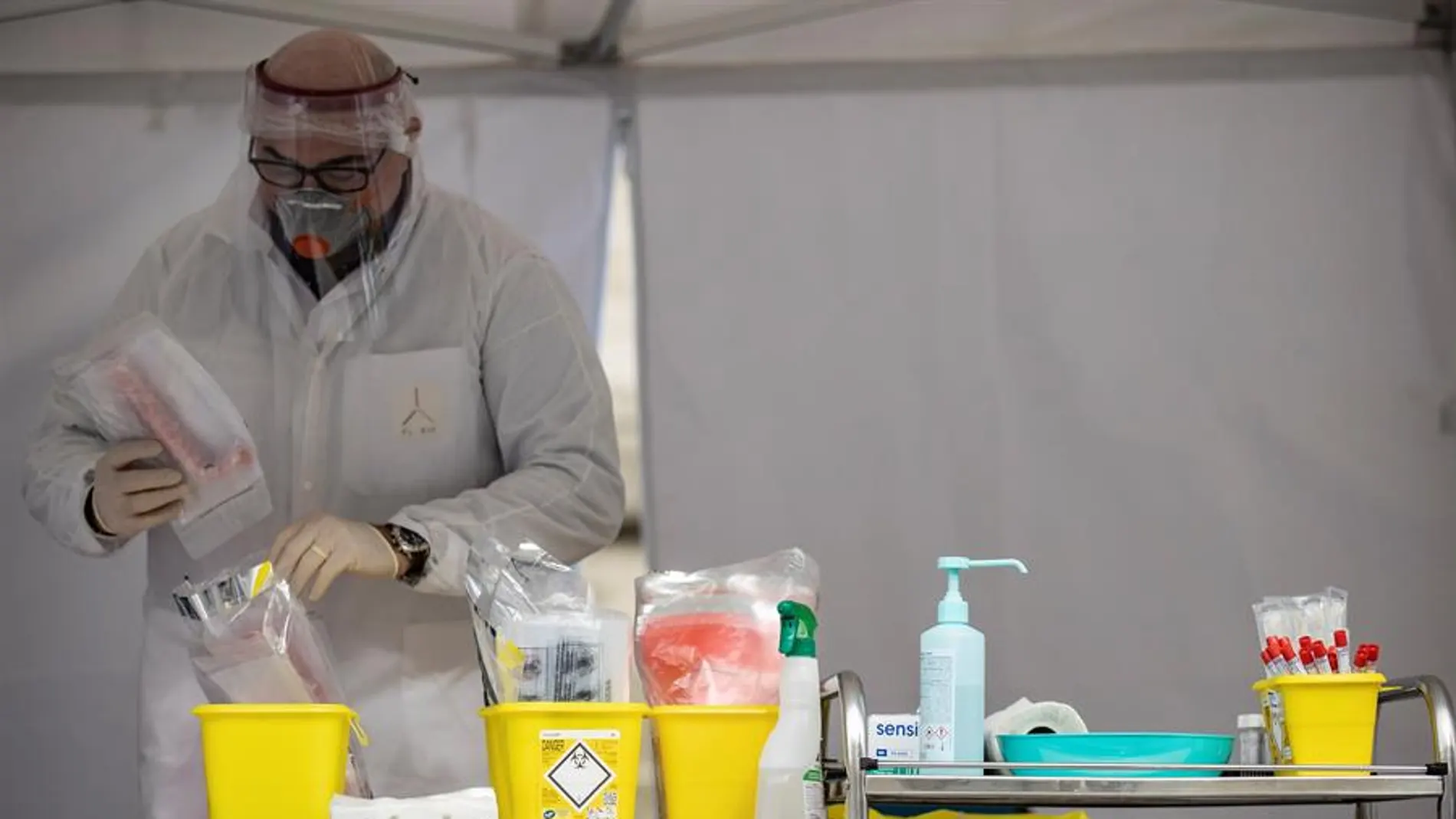 Un médico con test y material sanitario Un médico con test y material sanitario