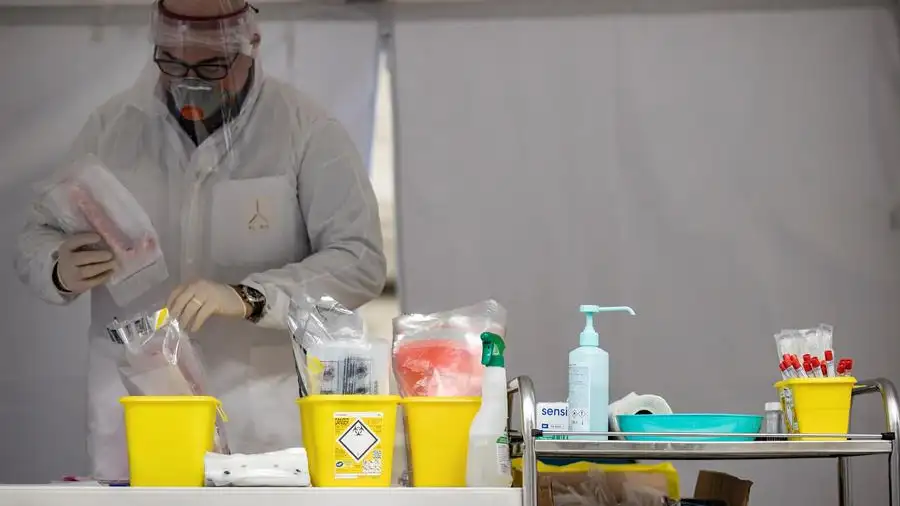 Un médico con test y material sanitario Un médico con test y material sanitario