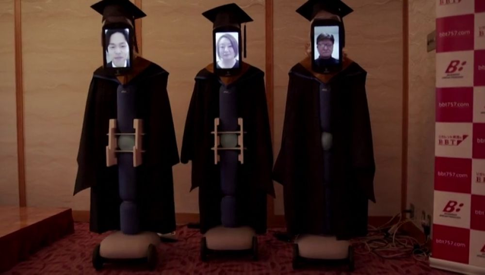 Una universidad de Japón celebra la graduación de cuatro alumnos con robots ante la pandemia de coronavirus