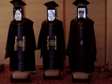 Una universidad de Japón celebra la graduación de cuatro alumnos con robots ante la pandemia de coronavirus