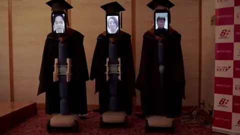 Una universidad de Japón celebra la graduación de cuatro alumnos con robots ante la pandemia de coronavirus Una universidad de Japón celebra la graduación de cuatro alumnos con robots ante la pandemia de coronavirus