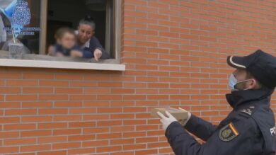 El bonito gesto de la Policía Nacional con un niño autista para ayudarle a superar el confinamiento