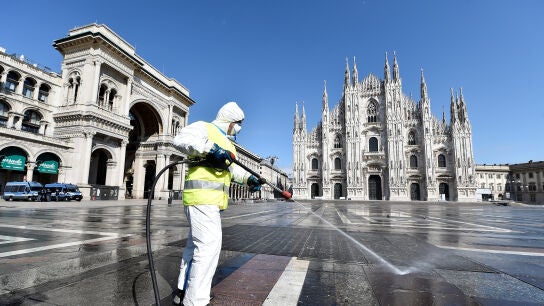 Italia desinfecta sus calles por el coronavirus