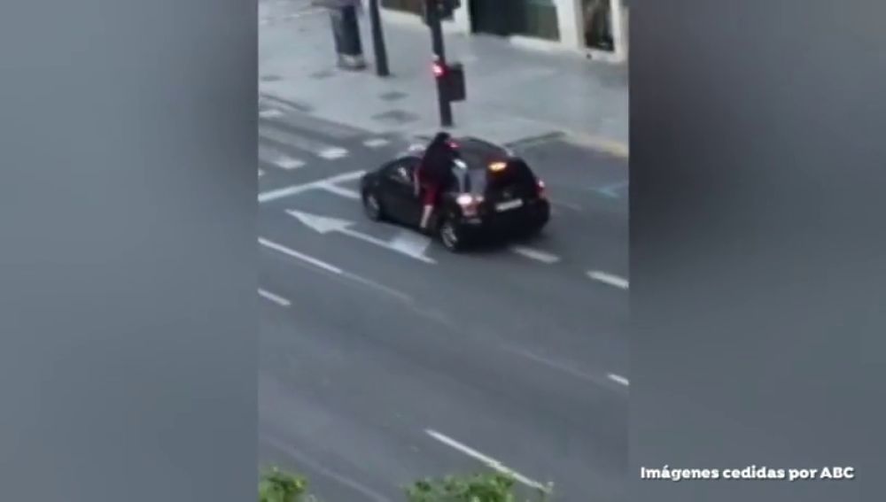 Una mujer se salta el confinamiento por coronavirus y sube al techo de un coche en marcha en Valencia 