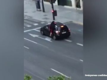 Una mujer se salta el confinamiento por coronavirus y sube al techo de un coche en marcha en Valencia 