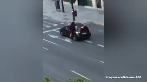 Una mujer se salta el confinamiento por coronavirus y sube al techo de un coche en marcha en Valencia Una mujer se salta el confinamiento por coronavirus y sube al techo de un coche en marcha en Valencia