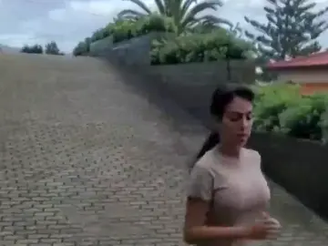 Cristiano Ronaldo y Georgina entrenan juntos en la cuarentena por coronavirus: "El pato y la gacela" Cristiano Ronaldo y Georgina entrenan juntos en la cuarentena por coronavirus: "El pato y la gacela"
