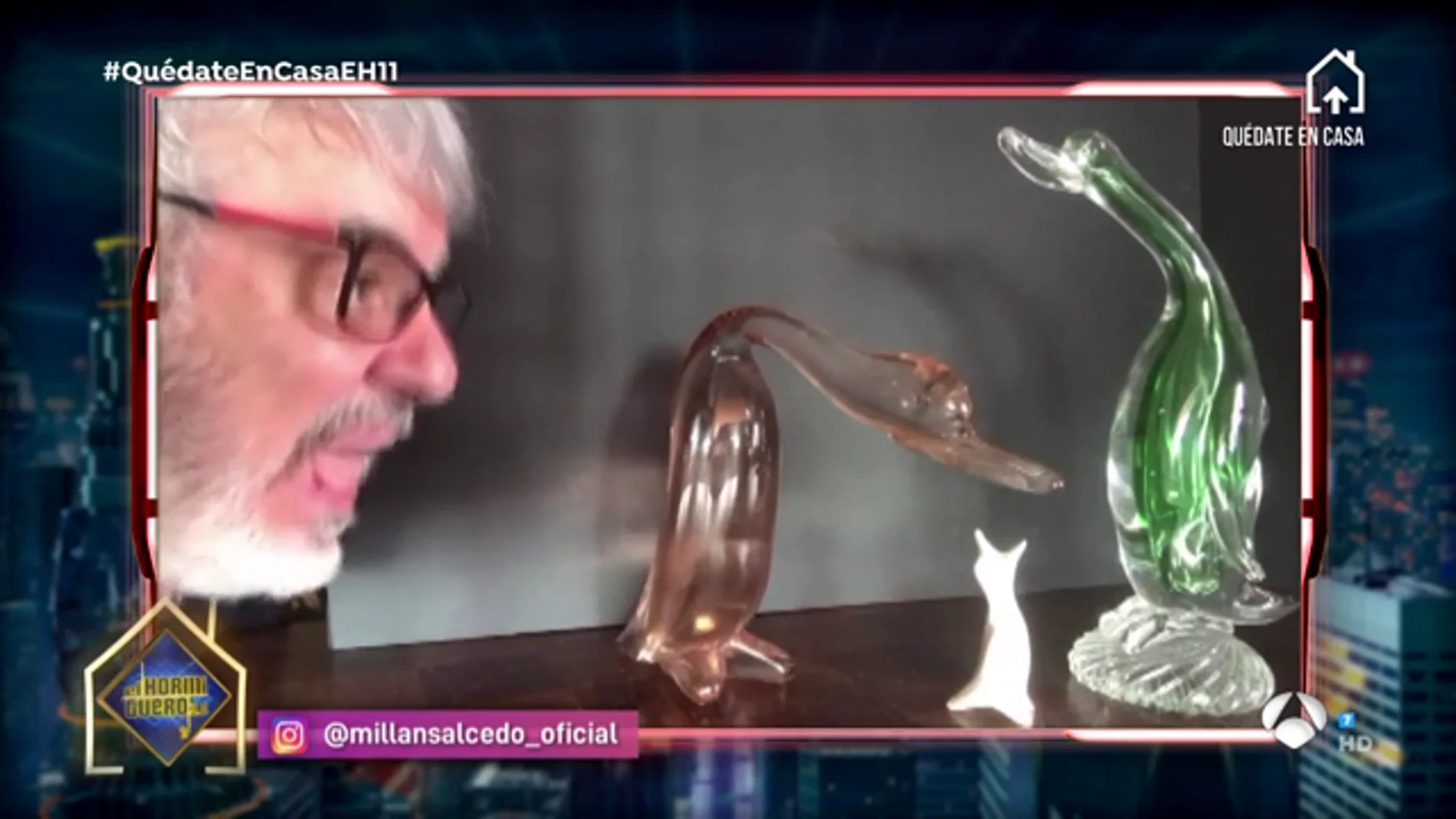 Millán Salcedo interactúa con sus figuritas en su nuevo y surrealista sketch